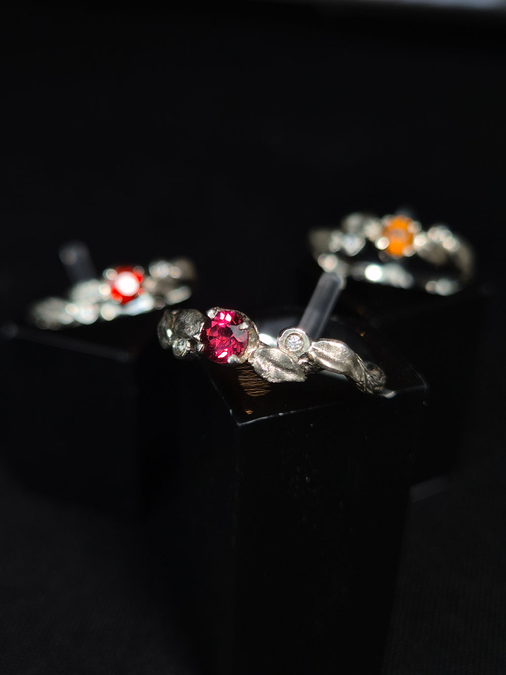 Žiedas "lapelis" su nat. akmeniu ir moisanitais